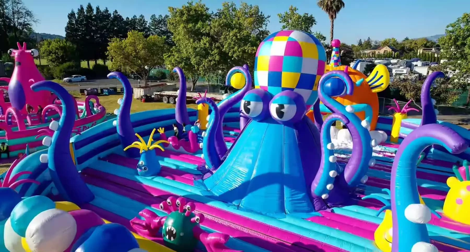 /img/attractions/octoblast/1.webp